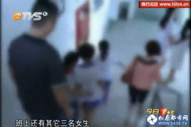 还有三个女生.png