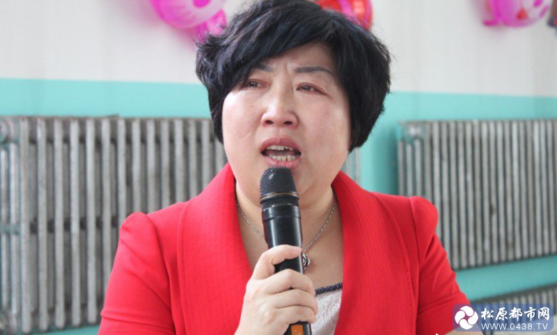 主持人给大家讲“蓝丝带”故事，感动了自己也感动了全场……